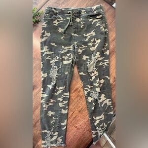 Camo distressed Jean capri